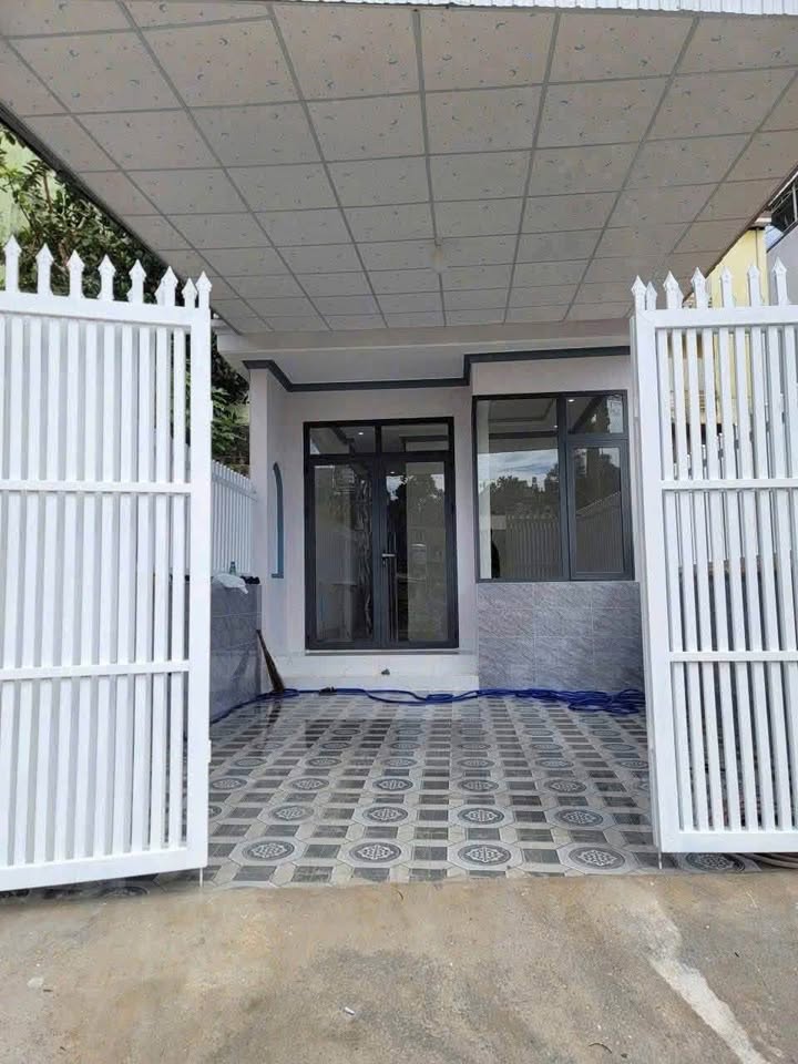 Nhà mới đẹp Bảo Lộc 100m² giá 2.2 tỷ - Sân đậu ô tô, hẻm ô tô vào tận nhà!