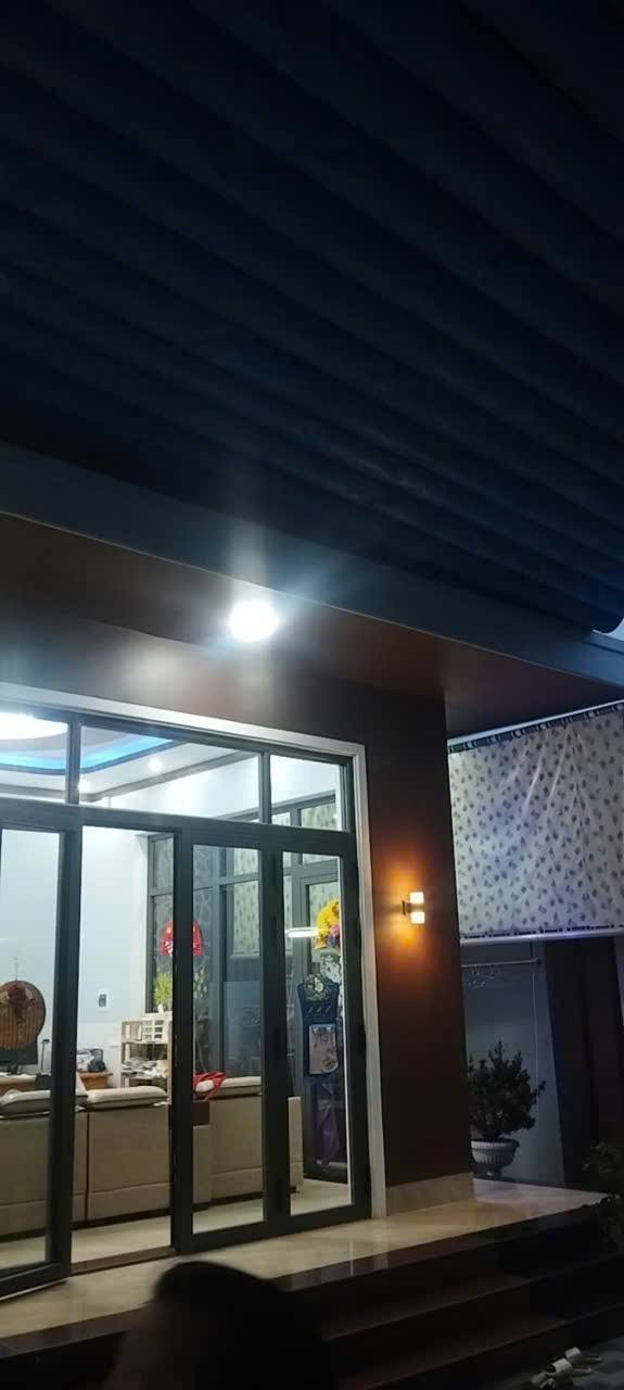 Nhà phố Trảng Dài Biên Hòa 240m² giá 3.5 tỷ - Thiết kế hiện đại, sân rộng thoáng mát!