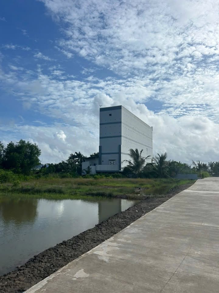 Nhà 4 tầng tại Thị Trấn Sông Đốc 378m² giá 8.5 tỷ - Đầu tư sinh lời ổn định!