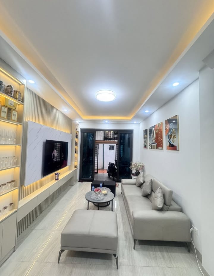 Nhà đẹp Bồ Đề 30m² giá 7.65 tỷ - Vị trí đắc địa, tiện ích đầy đủ!