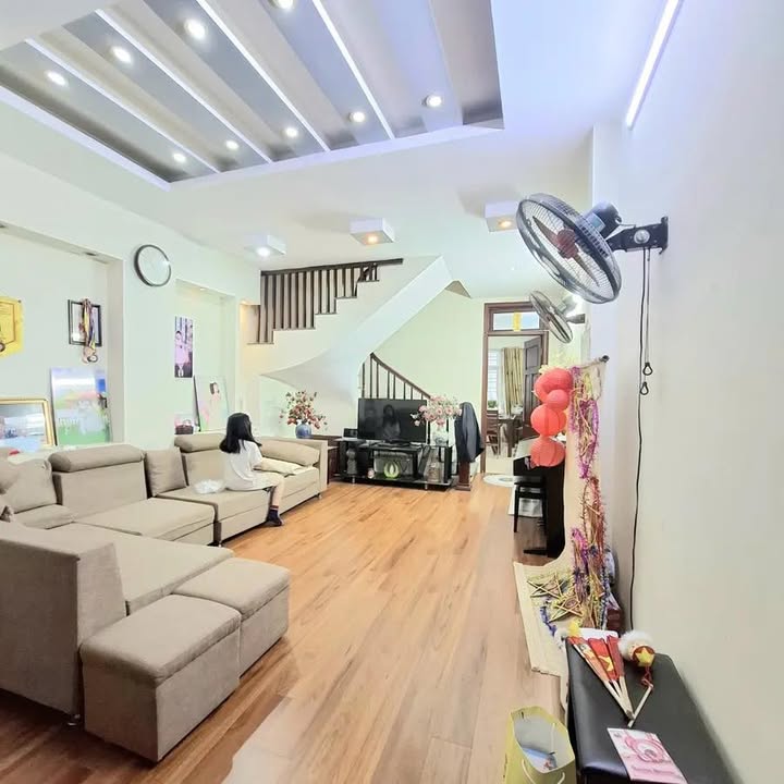 Nhà phố Kim Giang Hoàng Mai 56m² giá 21.5 tỷ - Kinh doanh sầm uất, ô tô tránh!