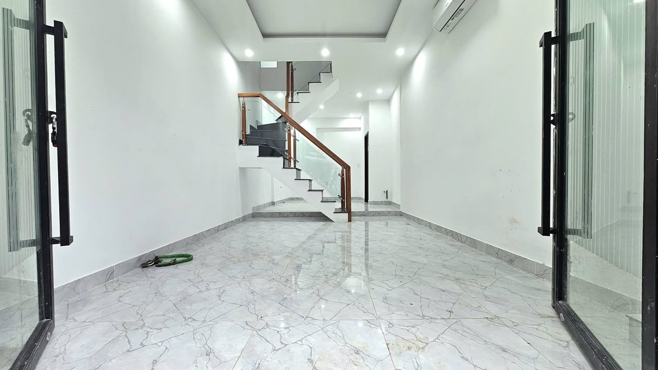 Nhà hẻm 303 Bến Vân Đồn 29.75m² giá 3.95 tỷ - An ninh yên tĩnh