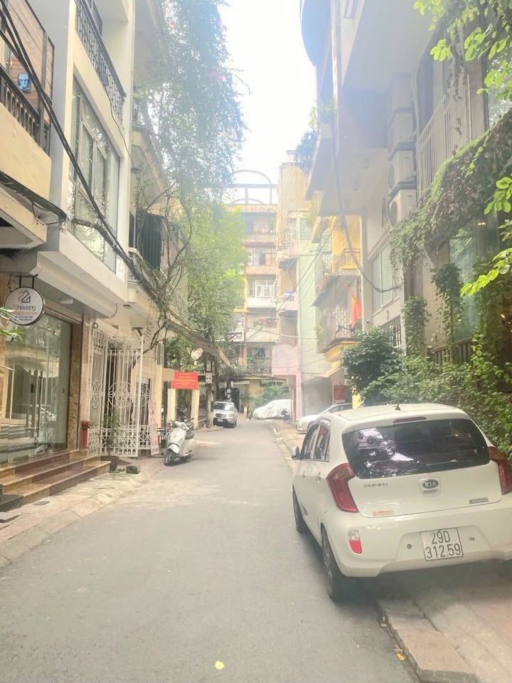 Bán gấp FrontHouse phố Linh Lang 50m² giá 20.9 tỷ - Kinh doanh sầm uất!