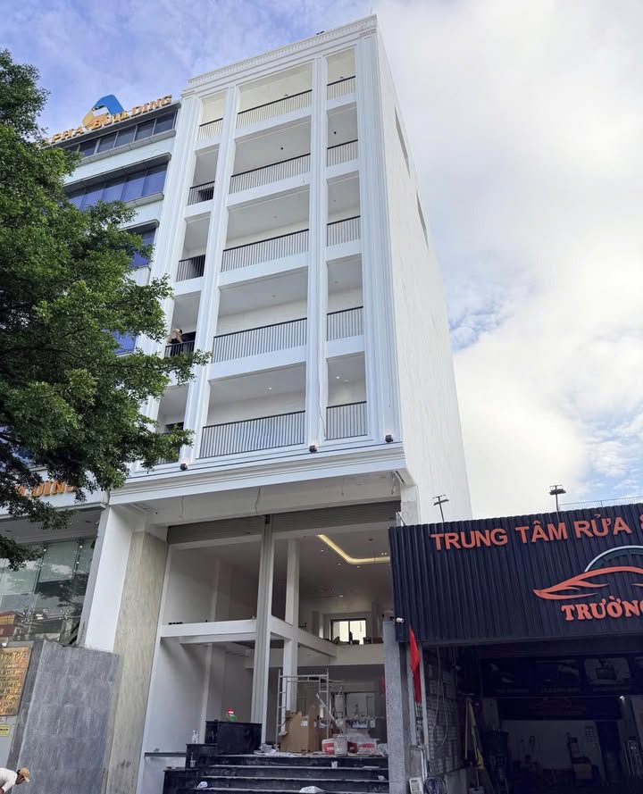 Cho thuê tòa nhà mặt tiền Trương Văn Bang, Thủ Đức 160m² - Giá chỉ 240 triệu/tháng!