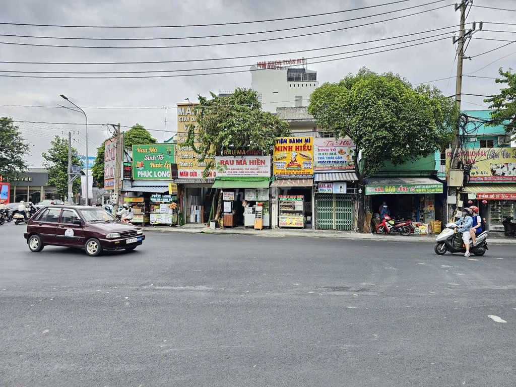 Nhà phố Dĩ An 140m² giá 13.9 tỷ - Kinh doanh sầm uất mặt tiền!