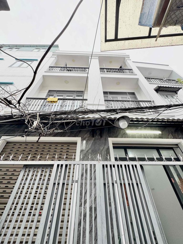 Nhà cho thuê hẻm Đoàn Văn Bơ Quận 4, 36m² giá 12 triệu - Nhà mới sơn sửa đẹp mắt!