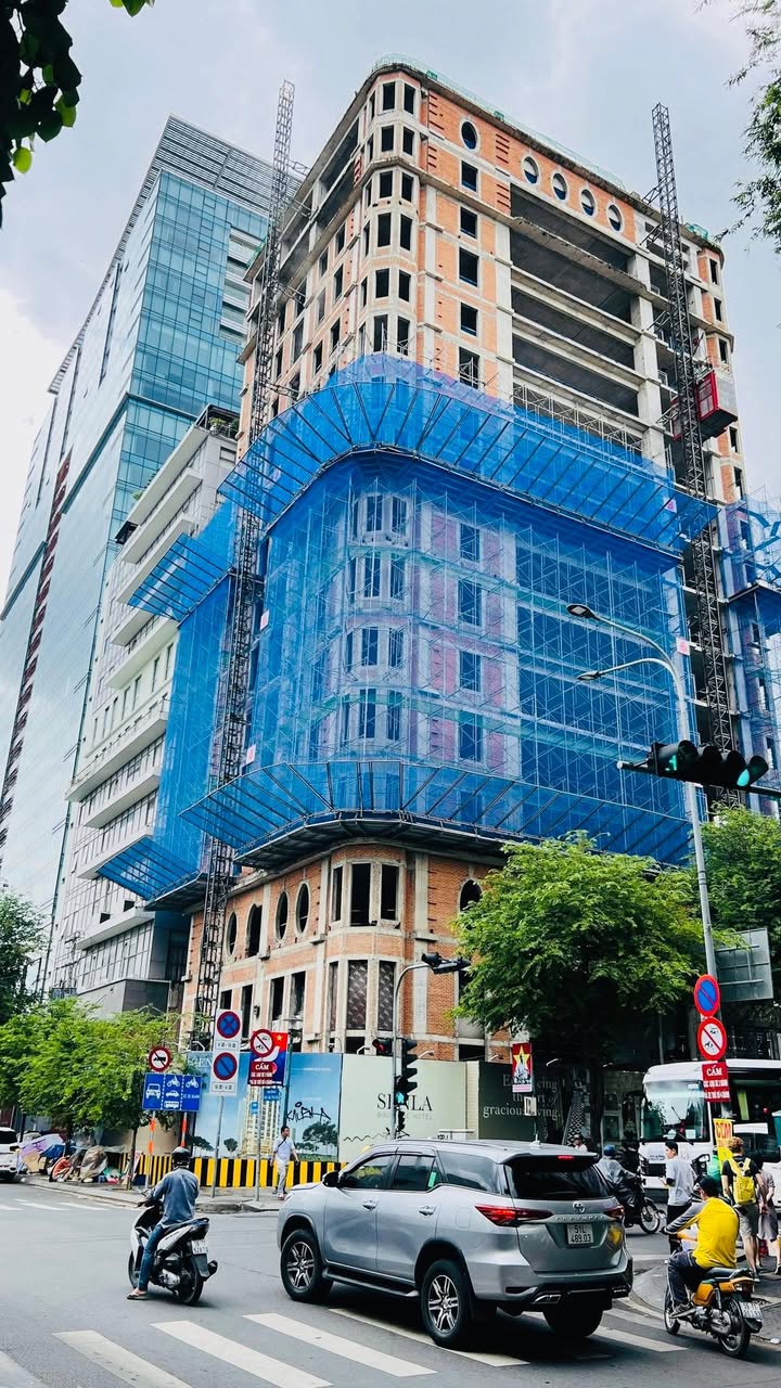 Cho thuê nhà mặt tiền Lê Thánh Tôn, quận 1 - Diện tích 99m² - Phù hợp kinh doanh đa dạng!