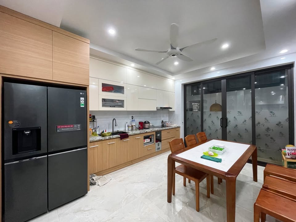 Nhà 4 tầng thang máy Lê Hồng Phong 75m² giá 10.3 tỷ - Nội thất như mới!