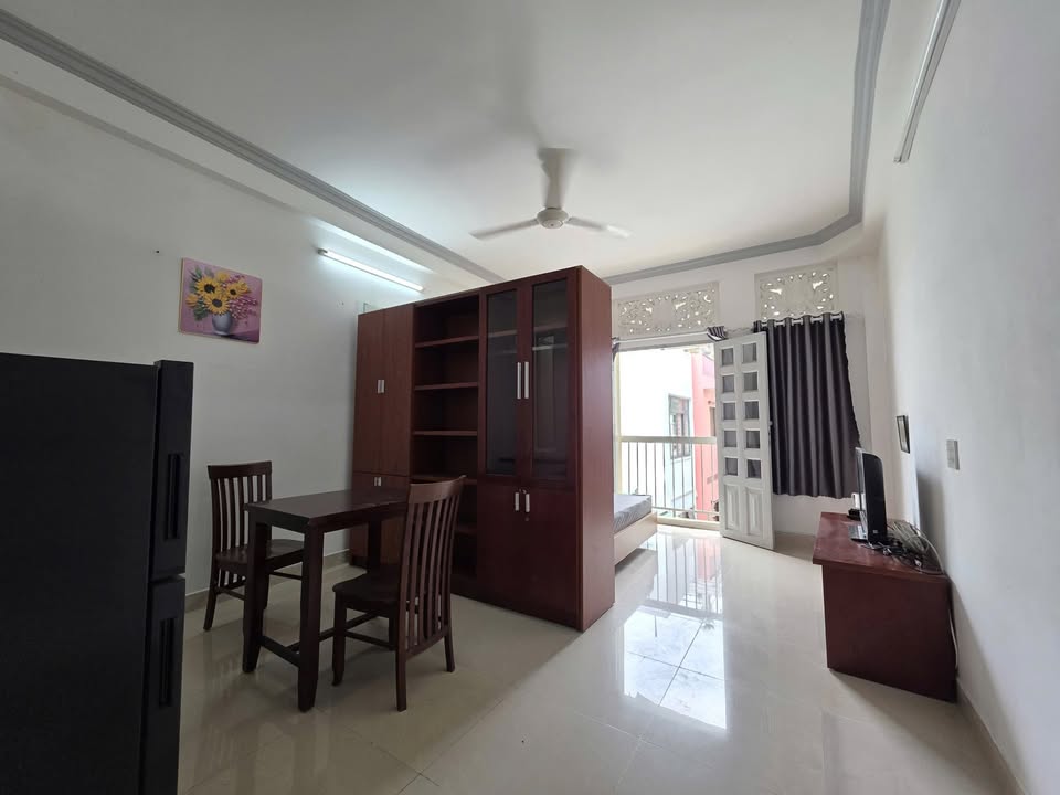 Căn hộ cho thuê 1PN 52 Nhật Tảo, Q10 - Ban công lớn, giá chỉ 6 triệu/tháng!