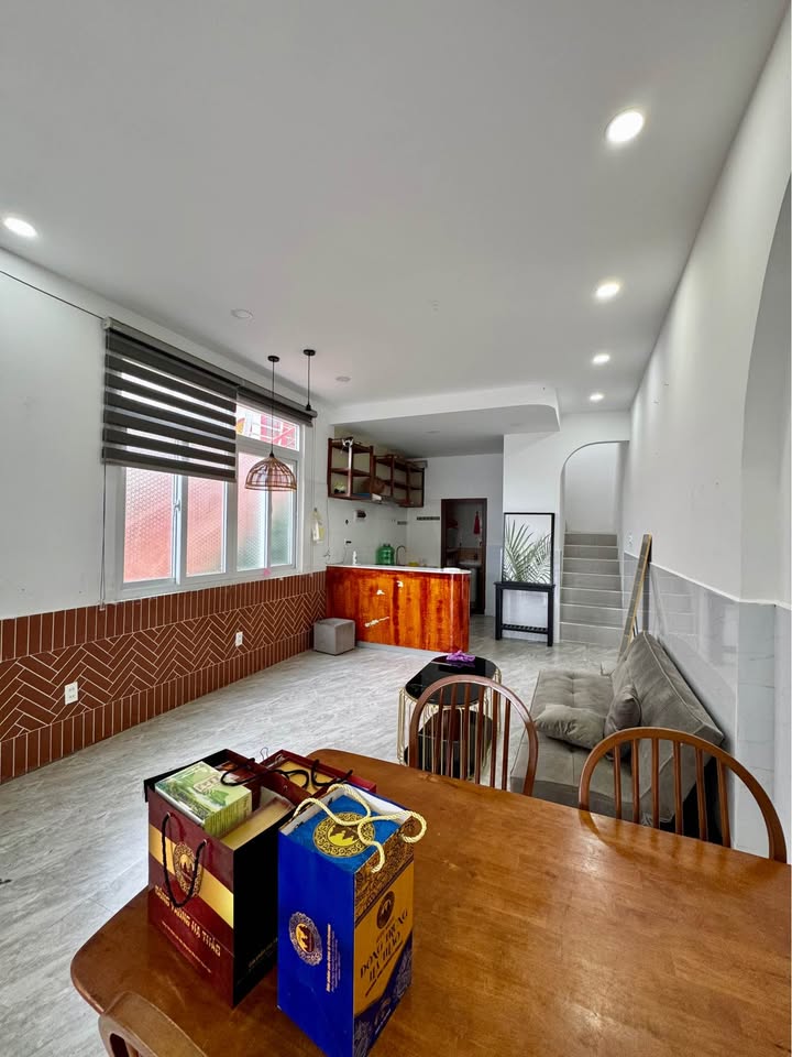 Nhà Đường Hùng Vương, Đà Lạt 94.68m² giá 6.3 tỷ - Mặt đường nhựa lớn, xe tải tránh nhau!