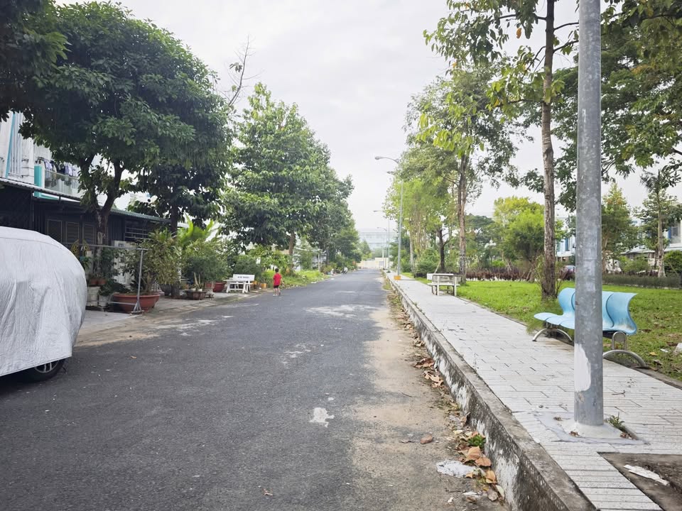 Nhà phố hoàn thiện 90m² giá 2 tỷ - View công viên thoáng mát