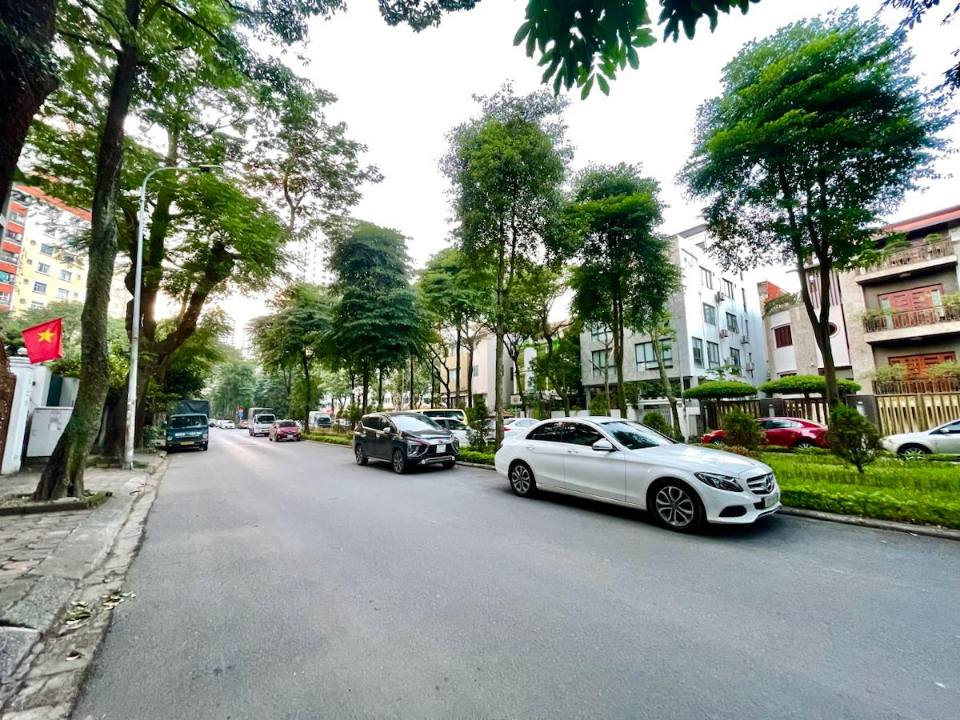 Biệt thự Bán đảo Linh Đàm 254m² giá thương lượng - Sân vườn thoáng mát