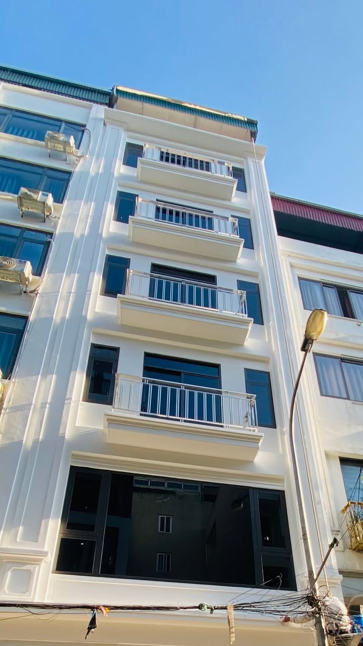 Cho thuê nguyên căn văn phòng 7 tầng đường Văn La, Hà Đông - Thang máy, thông sàn, giá tốt!