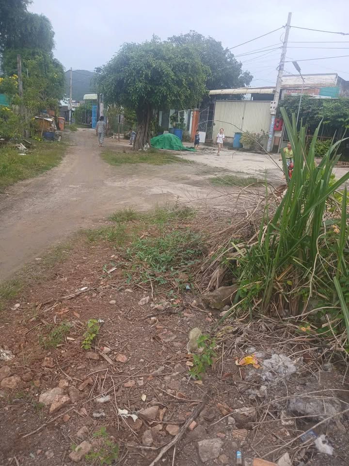 Đất nền Long Hải 110m² giá 180 triệu - Sổ tay, gần chợ và trường học!