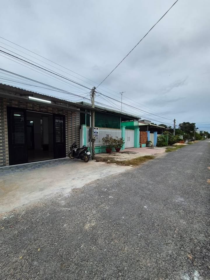 Nhà phố Long Hoa, Tây Ninh 142m² giá 1.35 tỷ - Đẹp như mới, sổ hồng riêng!