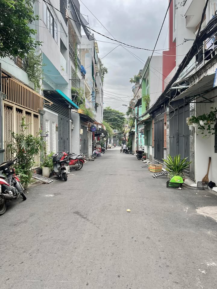 Nhà cấp 4 hẻm nhựa 6m Trường Chinh, Tân Bình 137m² chỉ 15.99 tỷ - Lô góc thoáng mát!