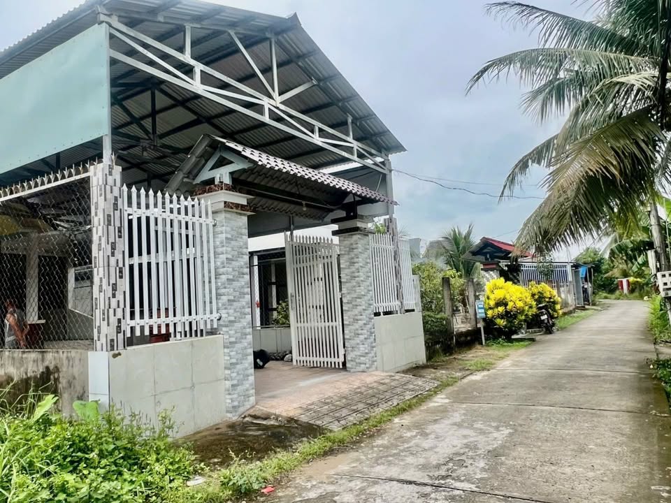 Nhà Hữu Định - Châu Thành, Bến Tre 235m² giá 1.7 tỷ - Đường xe tải, tiện ích đầy đủ!