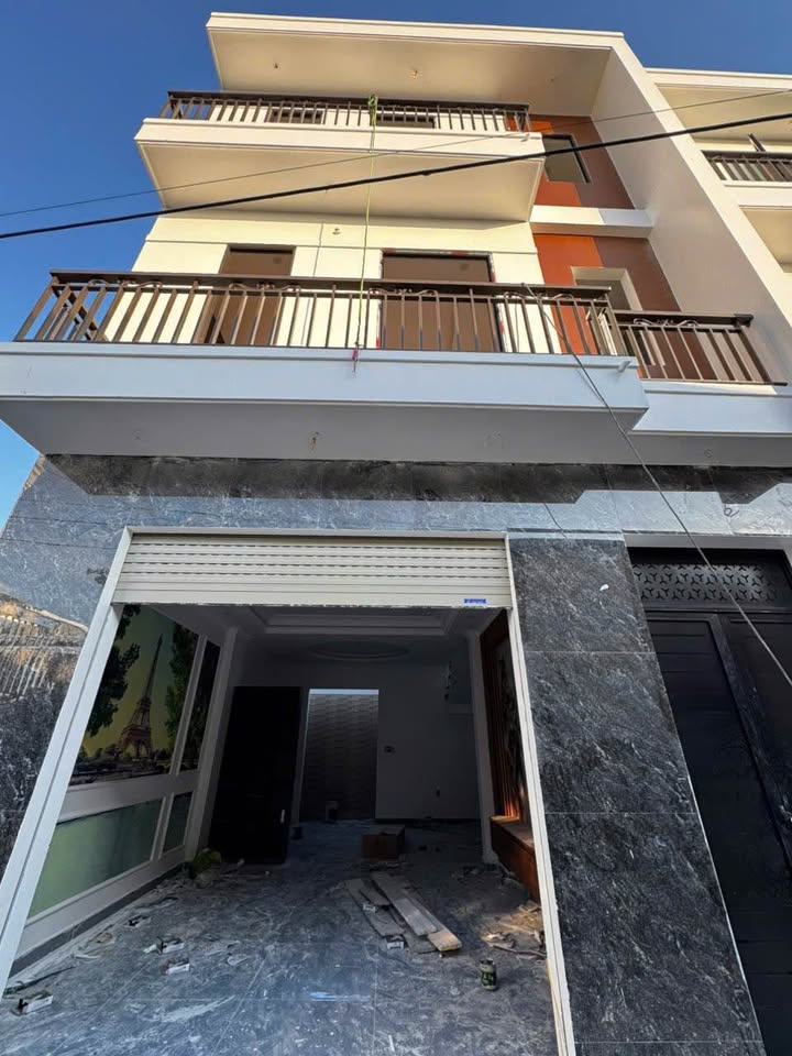 Nhà 3 tầng góc Ngõ nông Hồng Thái 50m² giá 2.4 tỷ - Vị trí đắc địa, tiện ích đầy đủ!