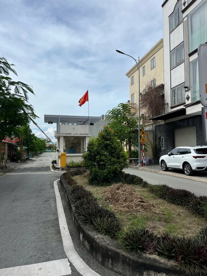 Đất nền góc 2 mặt tiền KDC TMDV The Seasons, Thuận An 200m² giá 9.8 tỷ - Đầu tư sinh lời ngay!