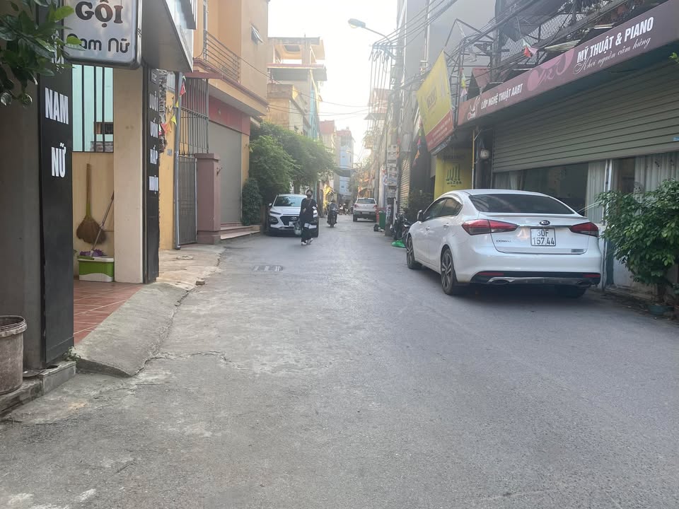 Lô đất La Nội 49m² giá 4.9 tỷ - Sổ đỏ chính chủ, nở hậu nhẹ!