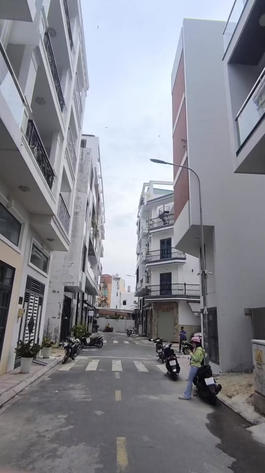 Nhà bán hẻm 7m đường Lạc Long Quân, quận 11 - Nhà mới xây, thang máy, 5 tầng!