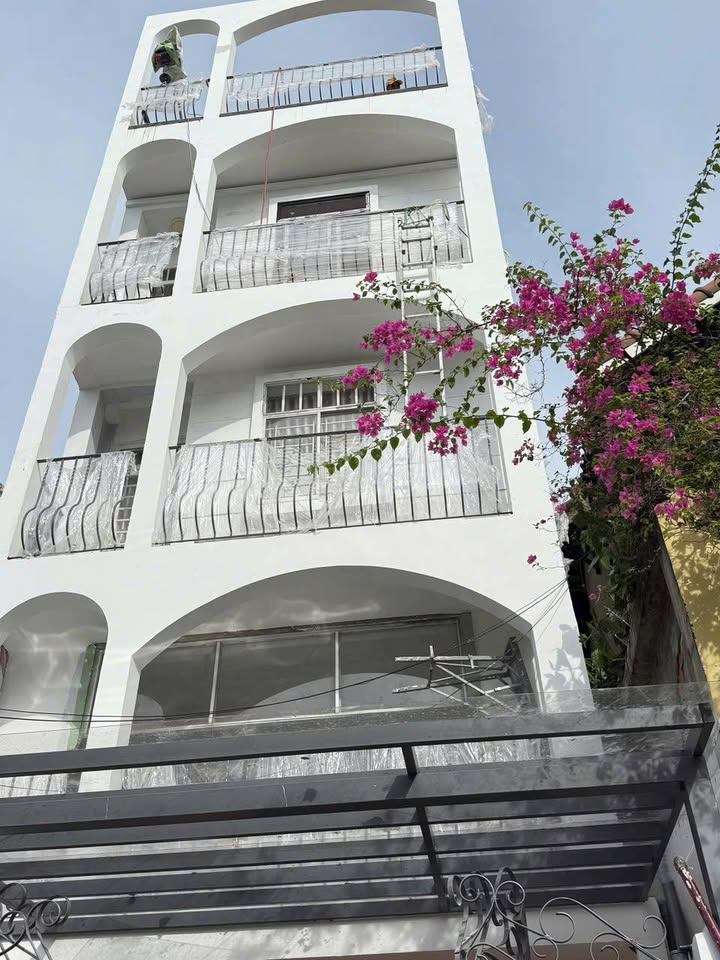 Căn hộ dịch vụ mặt tiền Quốc Hương, Thảo Điền 98m² giá 27.8 tỷ - Doanh thu 70 triệu/tháng!