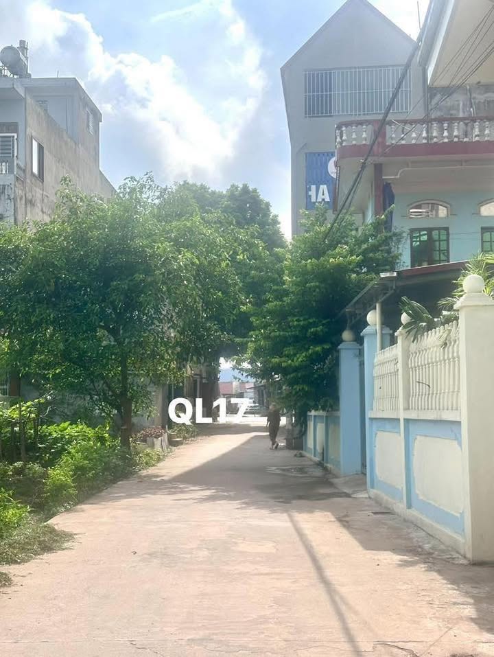 Nhà 2 tầng mặt tiền 12m tại thị trấn Cao Thượng, 200m² giá chỉ 3 tỷ - Chính chủ bán gấp!