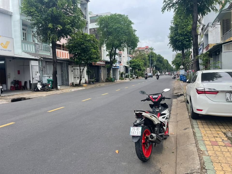 Bán đất mặt tiền đường D2 - Quận 9 - Diện tích 110m² - Khu kinh doanh sầm uất!