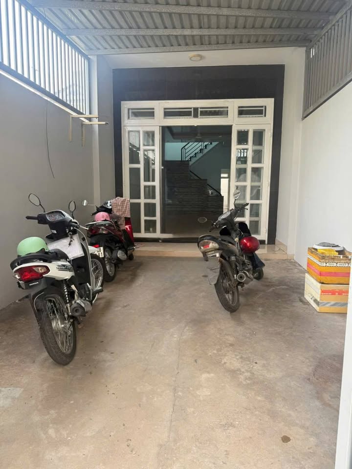 Nhà cho thuê tại đường Đỗ Xuân Hợp, Phước Long B, 200m² - Phù hợp cho gia đình và văn phòng