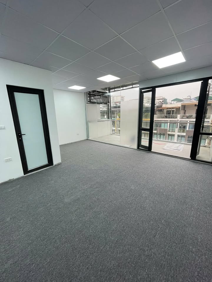 Văn phòng cho thuê Khuất Duy Tiến 87m² giá 9 triệu - View kính sang trọng!