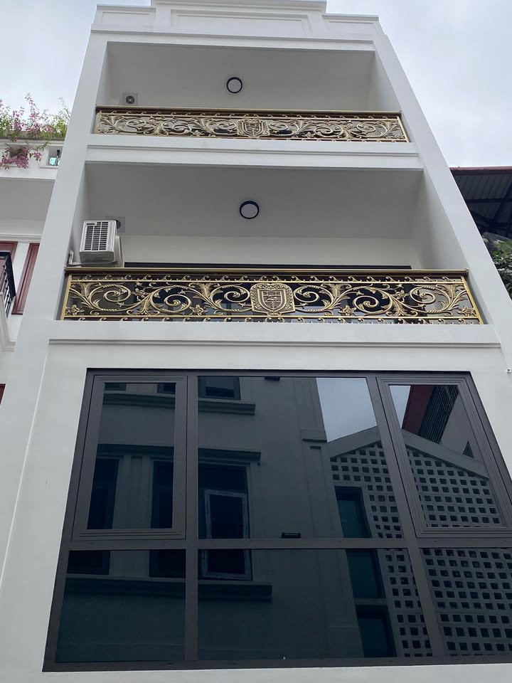 Nhà nguyên căn mặt phố Bồ Đề, 67m² - Cho thuê ngay, tiện kinh doanh!