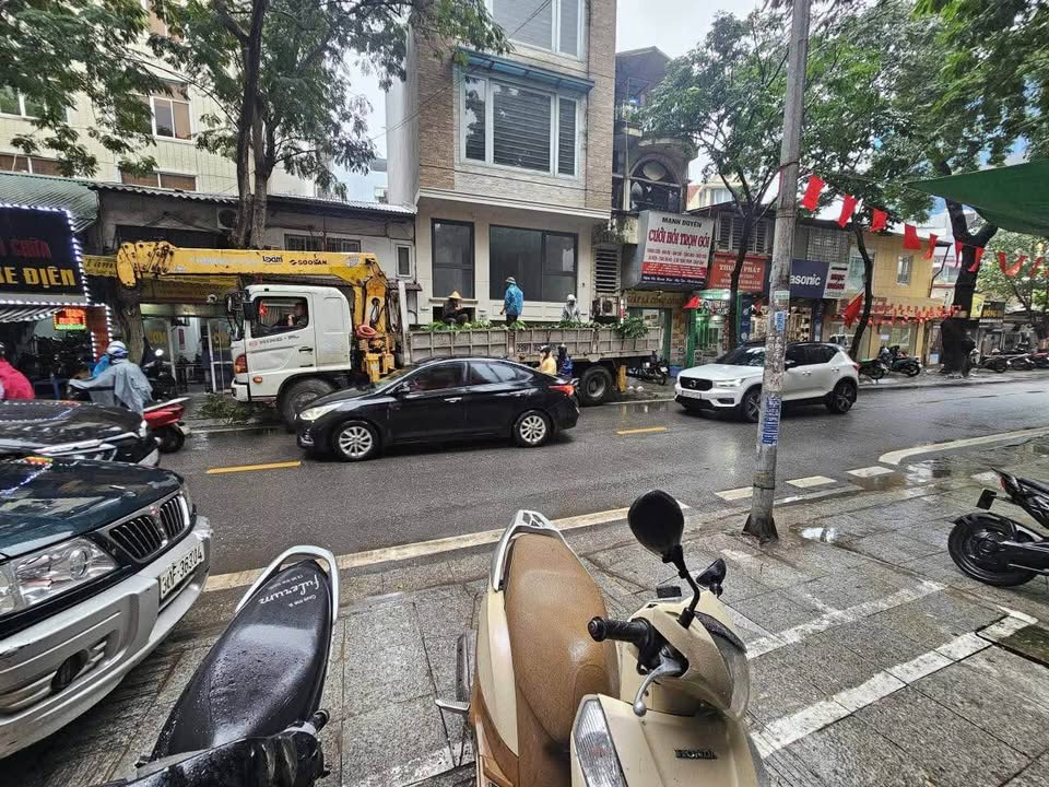 Bán gấp FrontHouse mặt phố Đội Cấn 43m² giá 27 tỷ - Kinh doanh sầm uất!