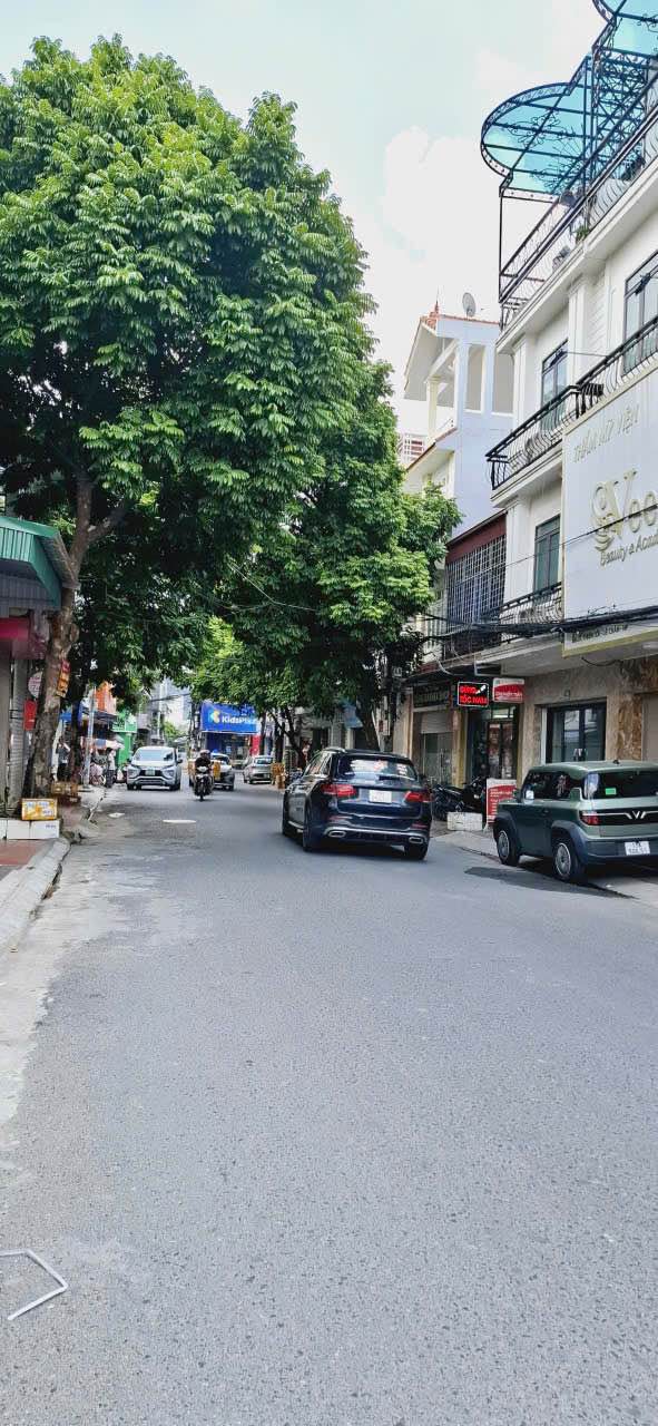 FrontHouse đường Khúc Thừa Dụ 200m² giá 18 tỷ - Vị trí lý tưởng kinh doanh!