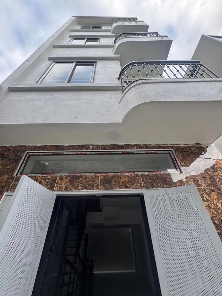 Nhà phố Lĩnh Nam 40m² giá 7 tỷ - Thiết kế 6 ngủ, full nội thất!