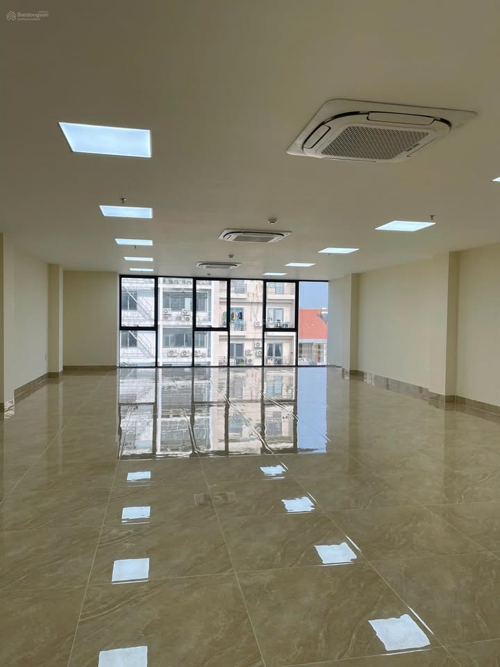 Cho thuê tòa nhà văn phòng tại Cầu Diễn 150m² giá 80 triệu - Thiết kế hiện đại, full kính!