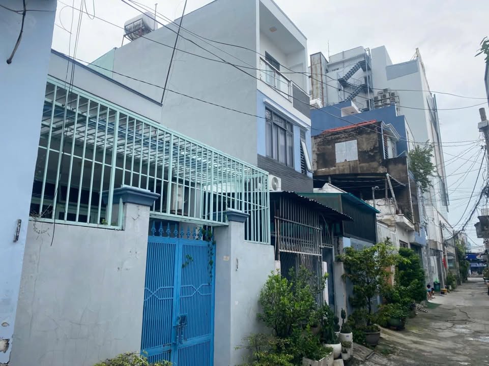 Nhà phố Tân Thới Nhất 60m² giá 5.2 tỷ - Hẻm xe hơi, vị trí thuận lợi!