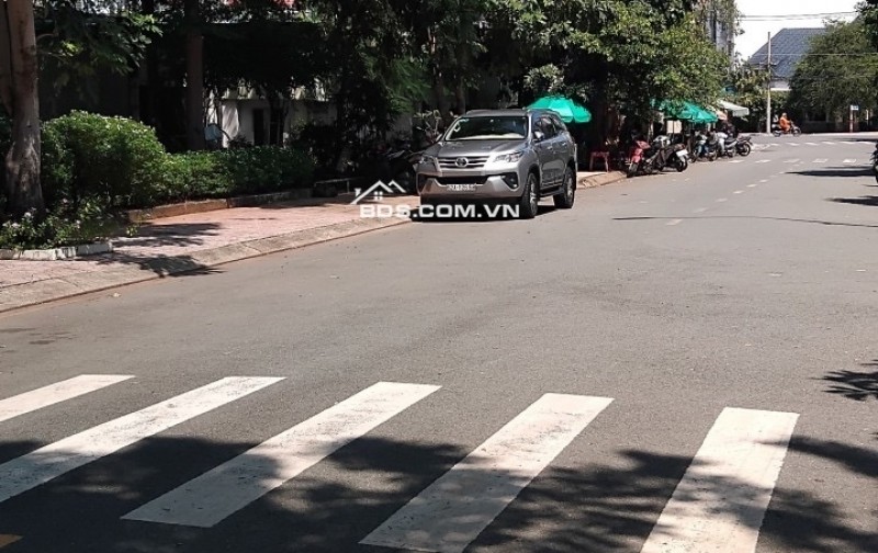 Nhà phố Cao Lỗ Quận 8 120m² giá 18 tỷ - Sở hữu vị trí đắc địa sát Parc Mall!