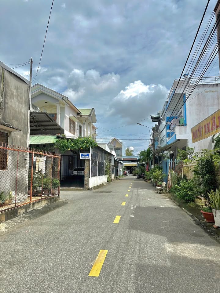 Nhà đẹp 1 trệt 2 lầu tại Phường Bình Đức, An Giang 72m² giá 3 tỷ - Gần chợ và công viên!