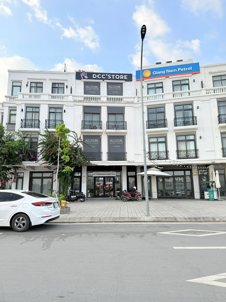 Nhà mặt tiền Vincom Xuân Khánh 112m² cho thuê - Thang máy, view sông tuyệt đẹp!