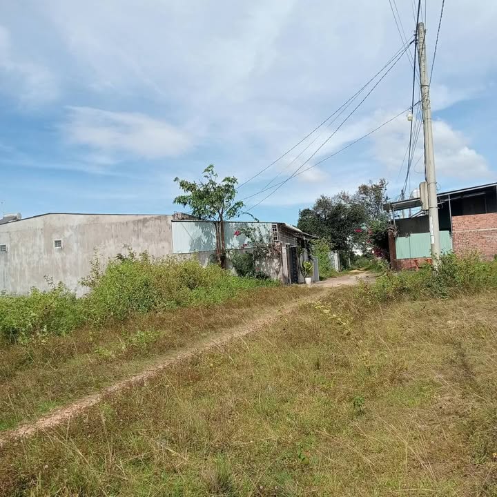 Đất nền Đăk Cấm Kon Tum 3600m² giá 600 triệu - Phù hợp làm nhà vườn hoặc kho bãi!