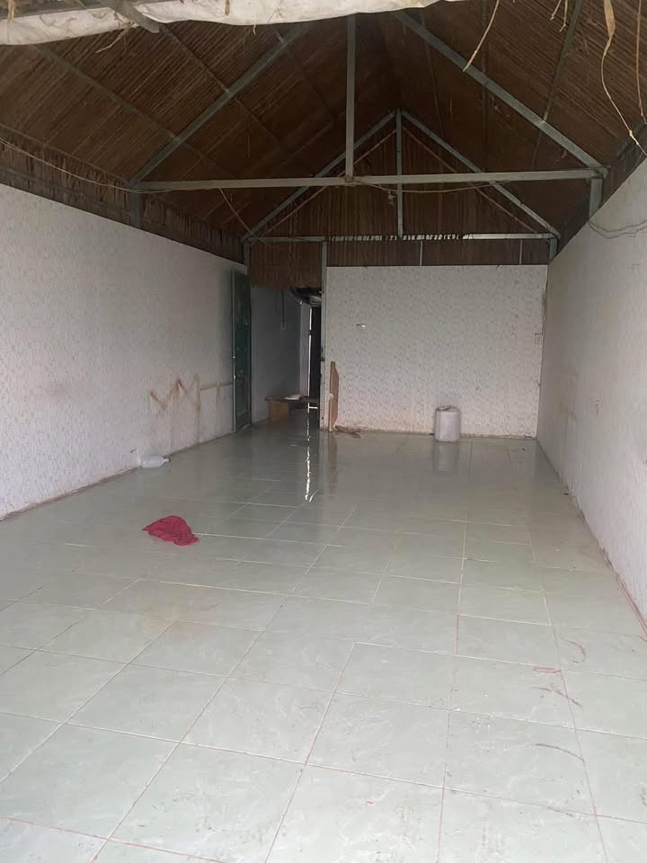 Nhà cho thuê tại Thới Tam Thôn, Hóc Môn 68m² giá 2 triệu - Mái lá mát mẻ, gần chợ!