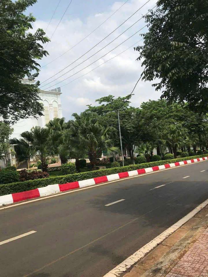 Đất nền mặt tiền Phạm Văn Đồng, TP. Gia Nghĩa, 6000m² - Kinh doanh thuận lợi!