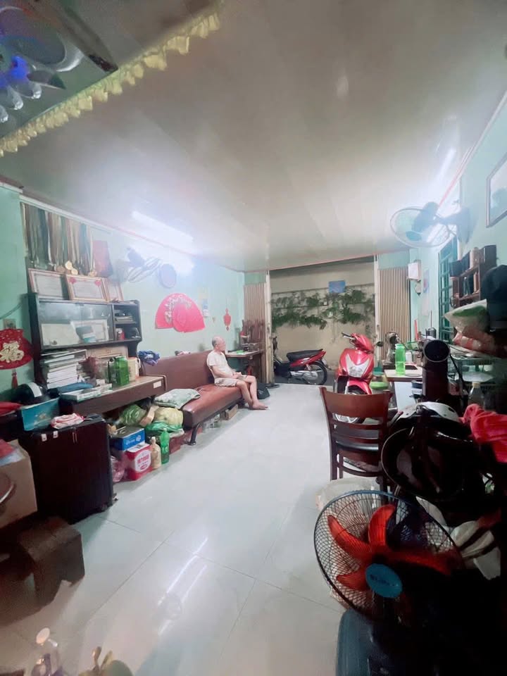 Nhà mặt hẻm 5m Đoàn Văn Bơ, Quận 4 - Căn góc 2 mặt tiền, chỉ 3.5 tỷ!