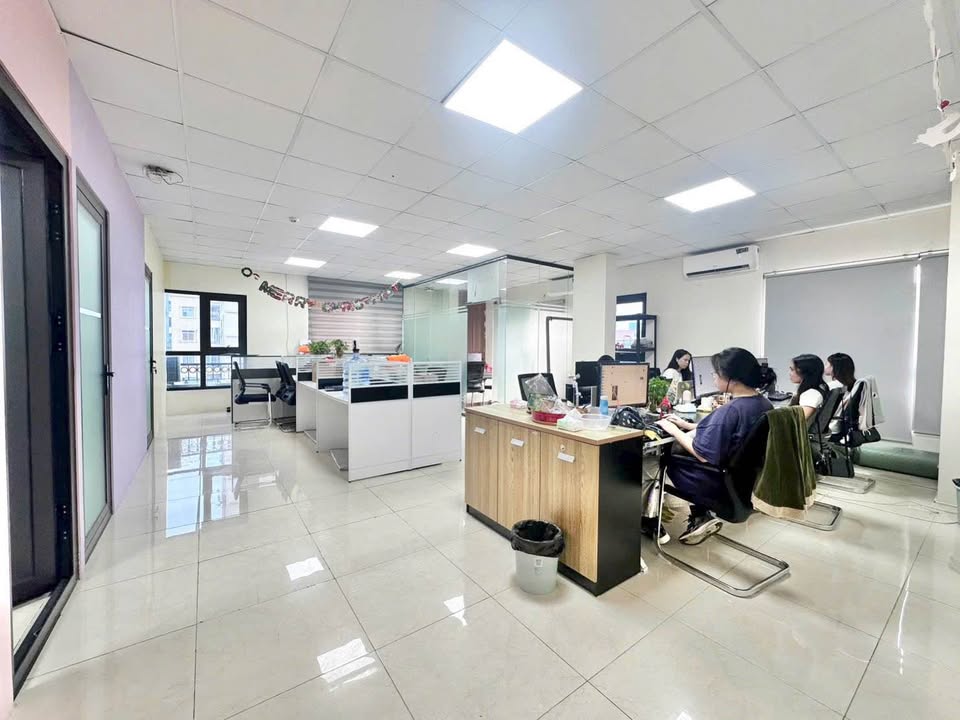 Văn phòng cho thuê đường Phạm Hùng, Nam Từ Liêm 170m² giá 32 triệu - Nội thất y hình