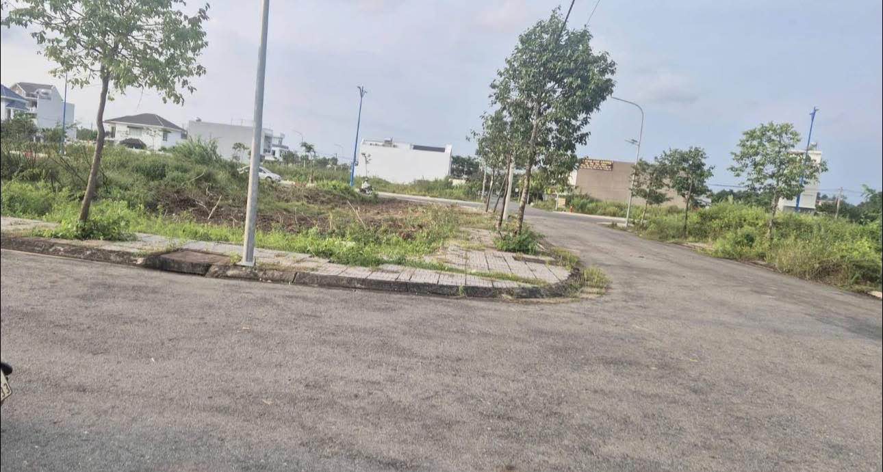 Đất nền 2 mặt tiền Lan Anh 1, Hòa Long, Bà Rịa - 92m² giá 2.15 tỷ - View hồ sen tuyệt đẹp!