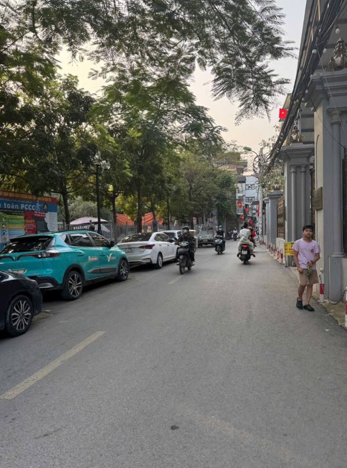 Bán gấp FrontHouse Giáp Bát, Hoàng Mai 240m² giá thỏa thuận - Kinh doanh sầm uất!