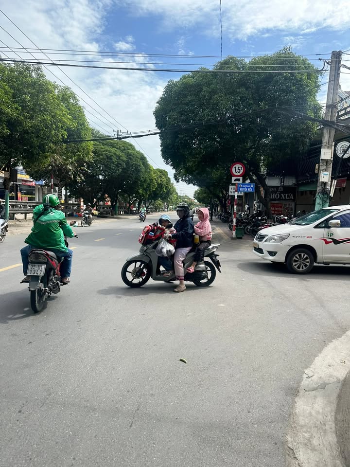 Nhà mặt tiền đường Nguyễn Hiền, Dĩ An 145m² giá 7 tỷ - Tiềm năng đầu tư lớn!