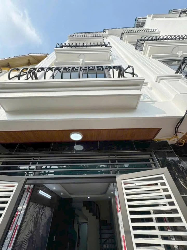 Nhà 30m² Dương Nội giá 5 tỷ - Khu dân cư sầm uất, tiện ích đầy đủ!