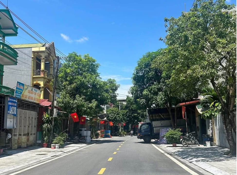 Nhà 2 tầng 1 tum đường Nguyễn Du 88m² giá 2.3 tỷ - Gần bệnh viện Đức Minh!