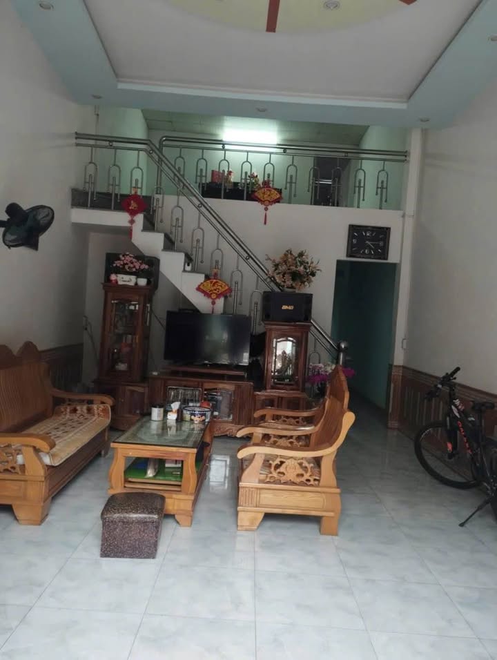 Nhà C4 Gác Lửng Cốc Lếu Lào Cai 80m² giá 2.8 tỷ - Hướng Đông Nam, Sẵn sàng ở ngay!